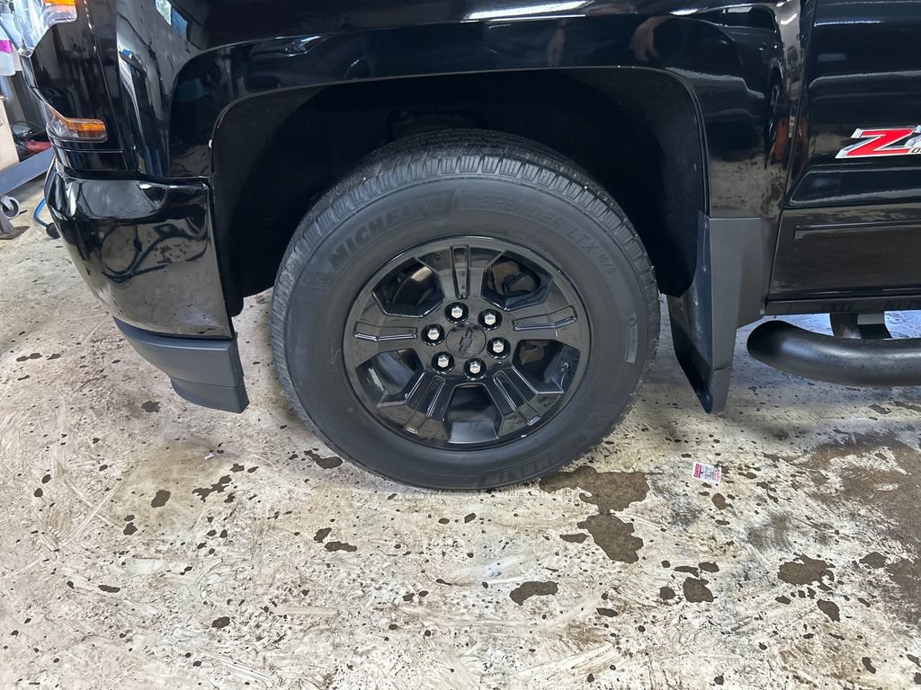 Used 2017 Chevrolet Silverado 1500 LT w/ Midnight Edition AWD/4WD image 11