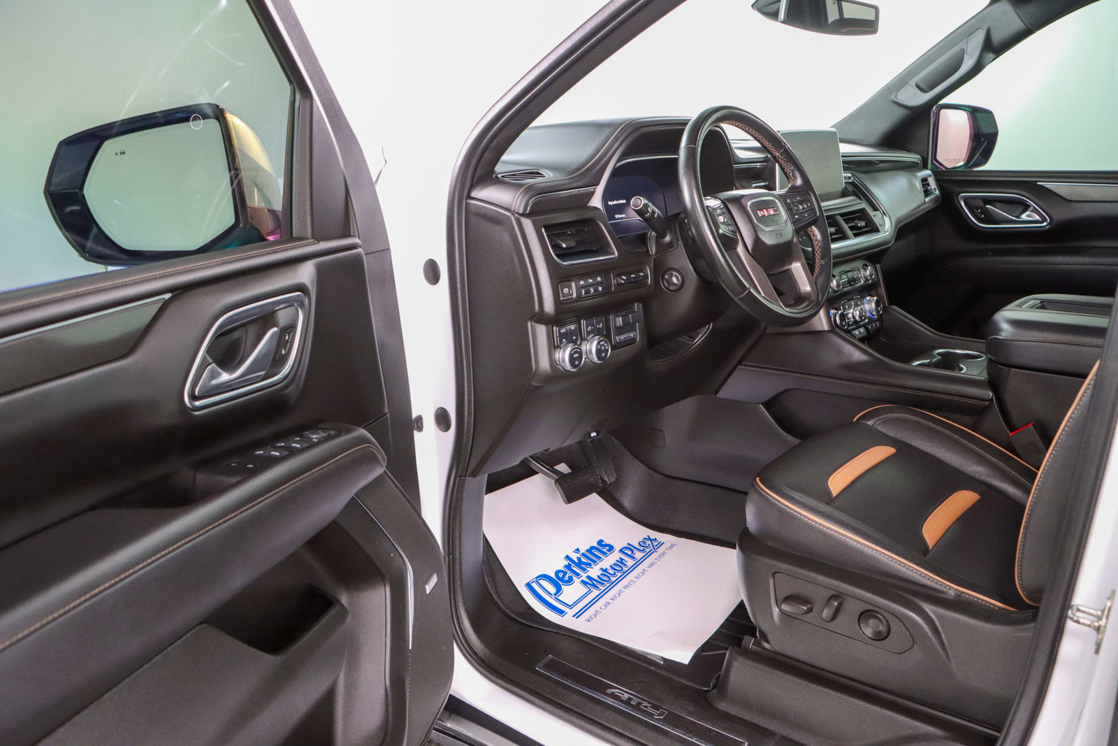 Used 2023 GMC Yukon XL AT4 image 3