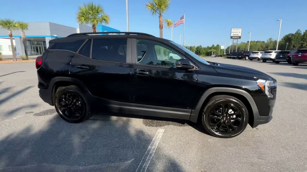 Used 2022 GMC Terrain SLE w/ Driver Convenience Package FWD image 2