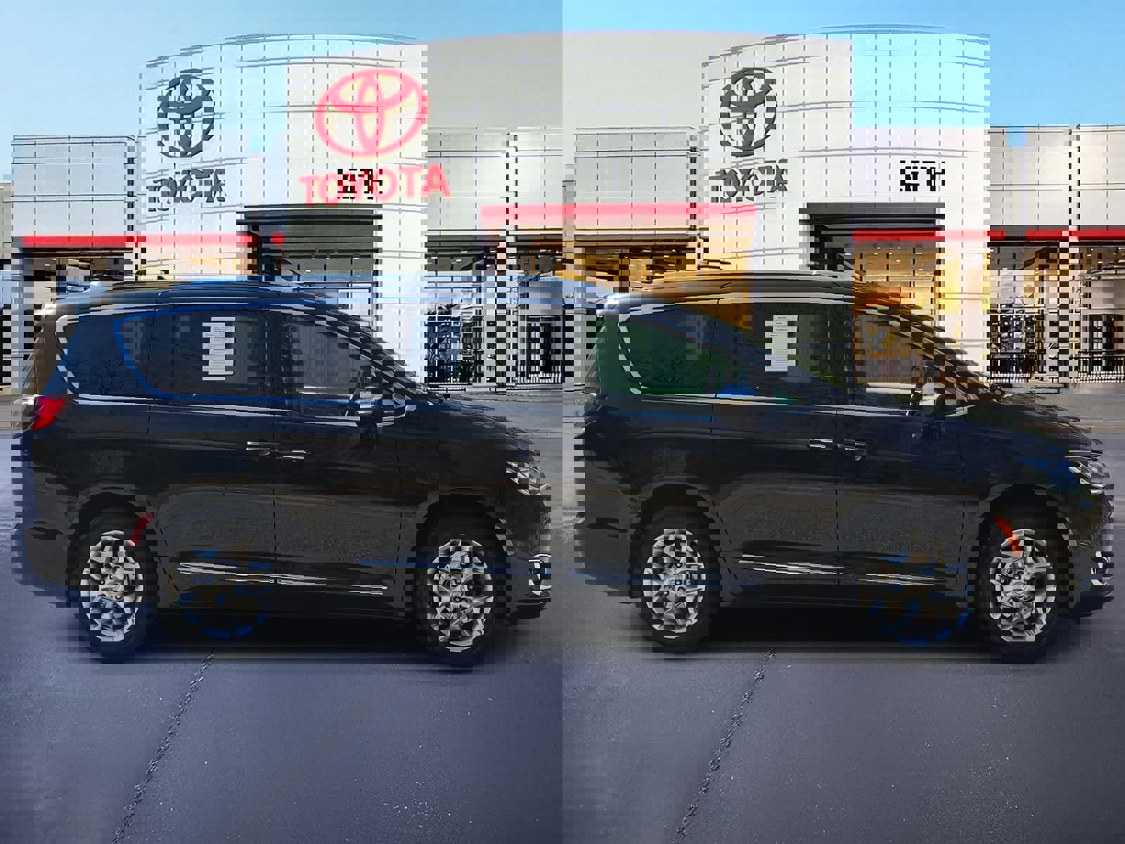 Used 2020 Chrysler Pacifica Limited image 4