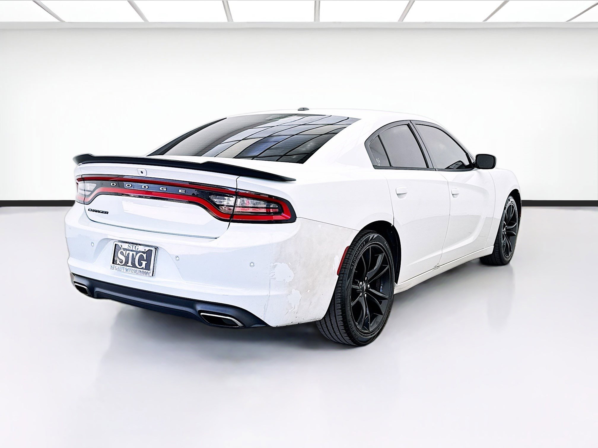 Used 2018 Dodge Charger SXT w/ Blacktop Package image 4