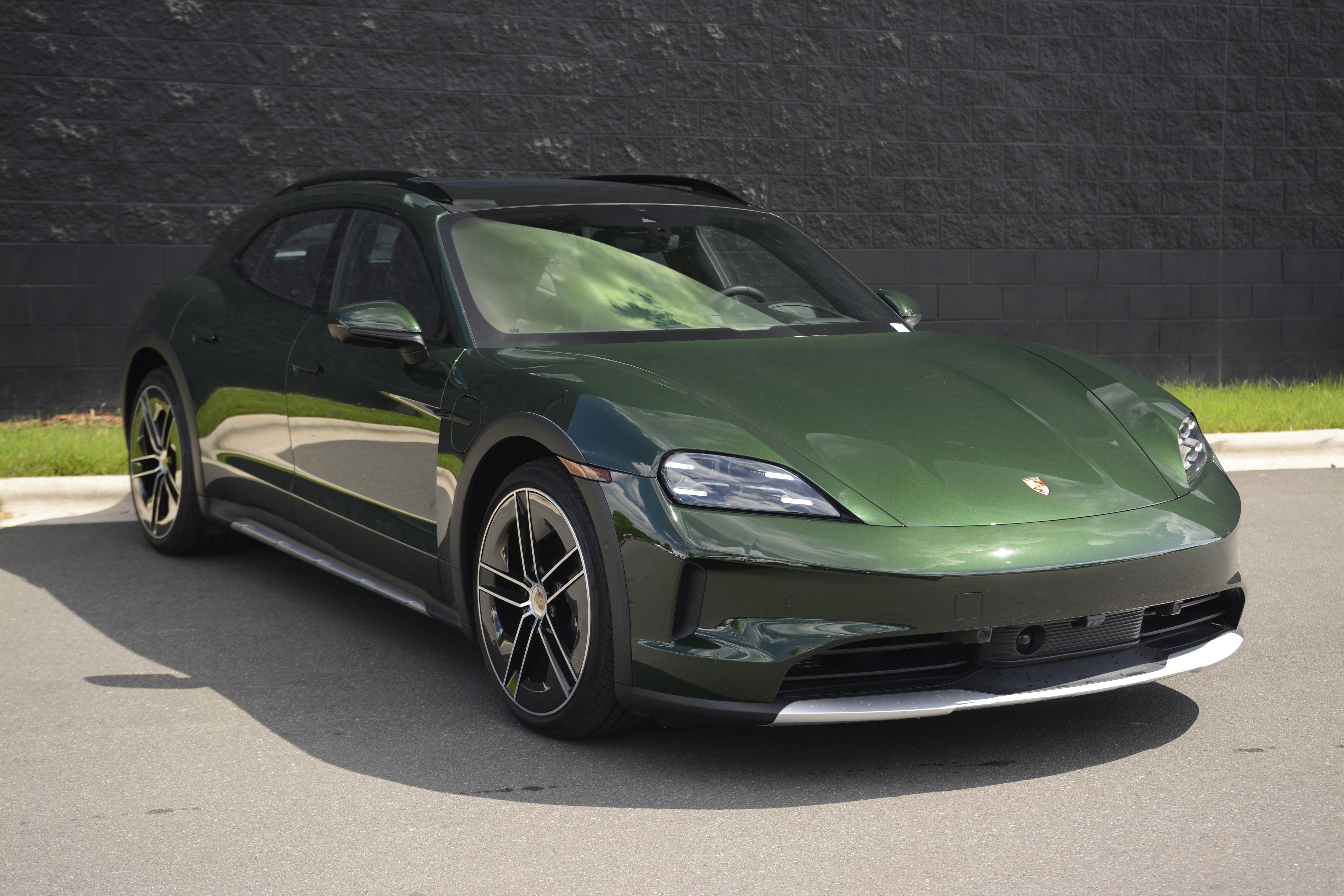 Certified 2025 Porsche Taycan 4 Cross Turismo AWD/4WD image 9