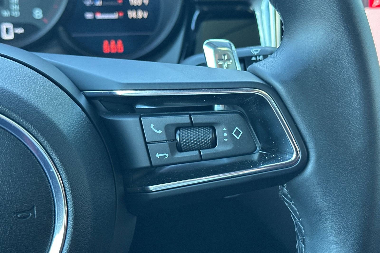 Used 2025 Porsche Macan image 31