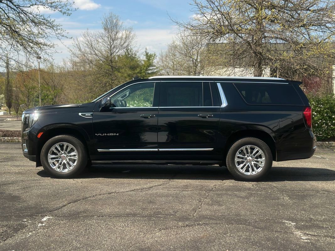 Used 2023 GMC Yukon XL SLT w/ SLT Luxury Package image 5