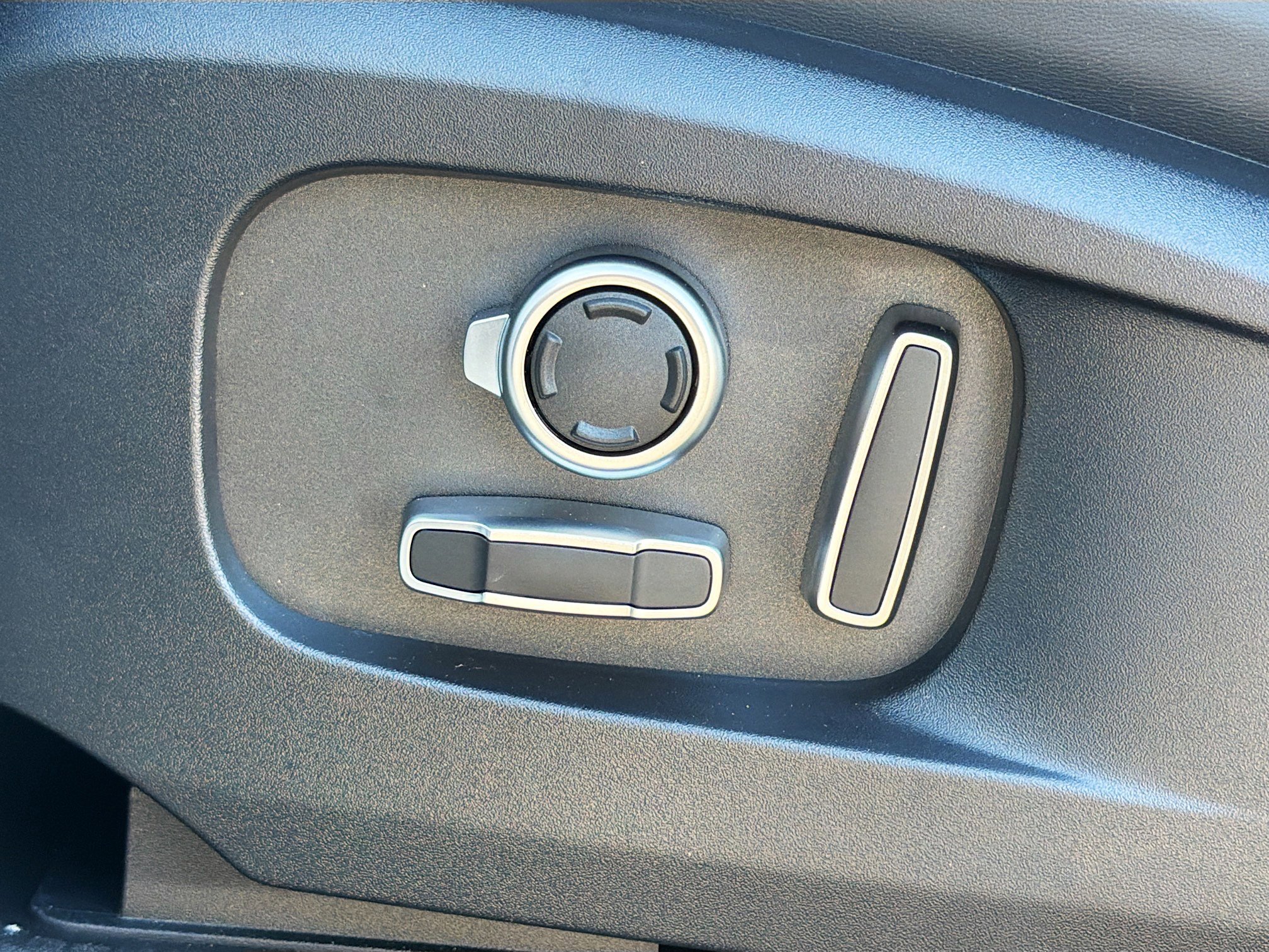 New 2026 Land Rover Defender 130 X-Dynamic SE image 26