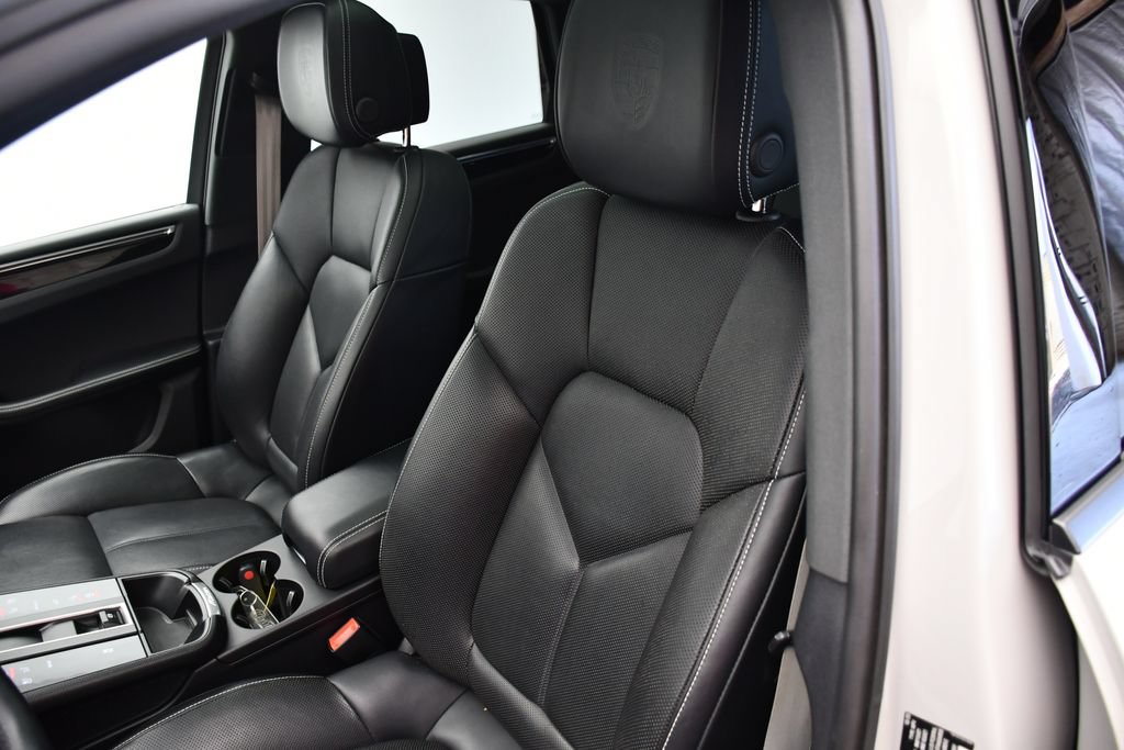 Certified 2024 Porsche Macan AWD/4WD image 36