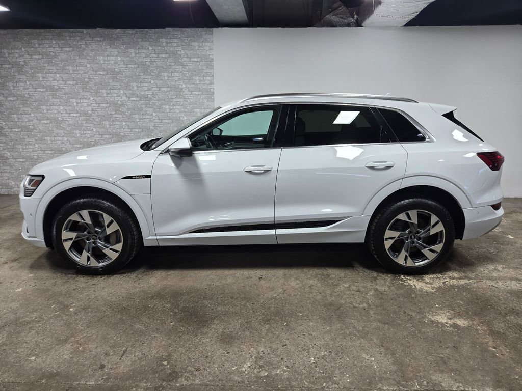 Used 2022 Audi e-tron Premium Plus w/ Premium Plus Package image 2