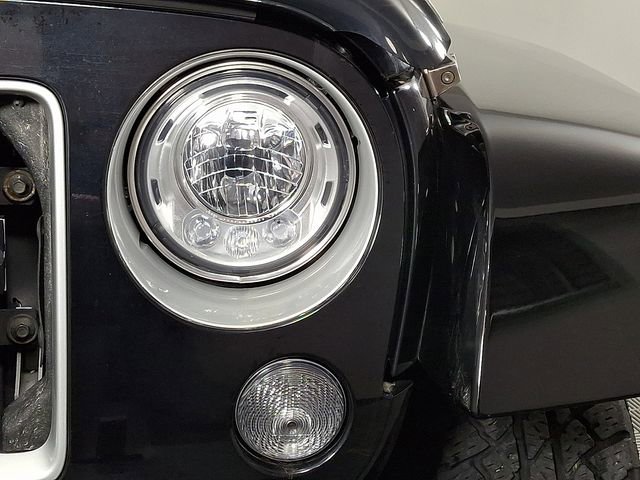 Used 2018 Jeep Wrangler Sahara w/ Connectivity Group image 11