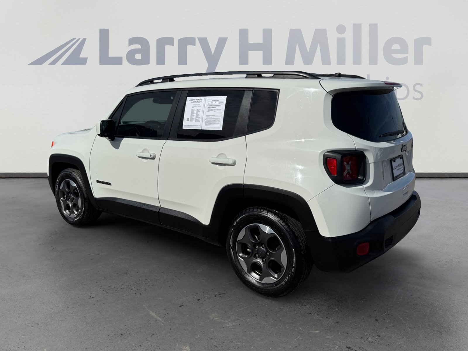 Used 2018 Jeep Renegade Latitude FWD image 3