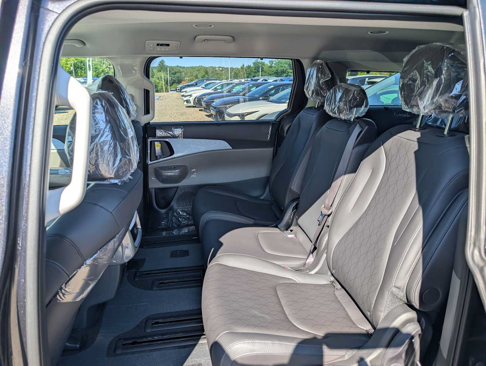 New 2027 Kia Carnival EX FWD image 19