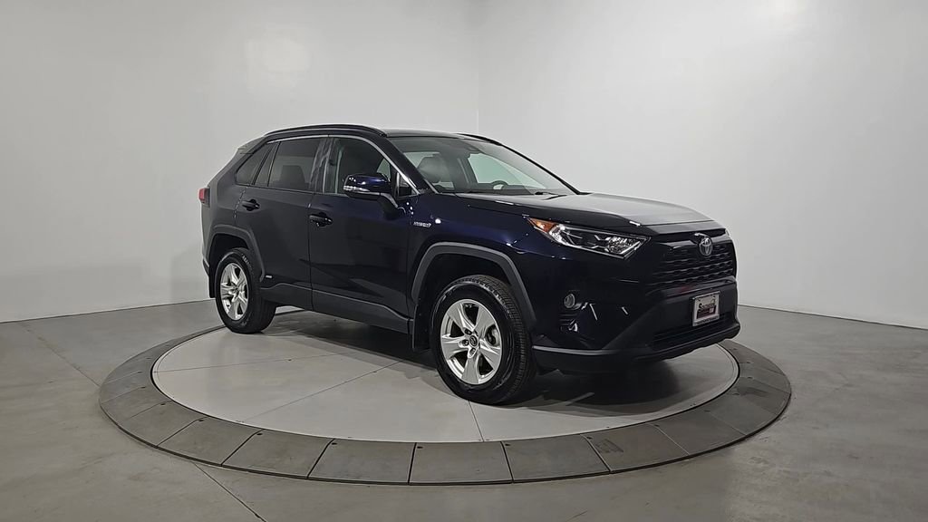 Used 2021 Toyota RAV4 XLE w/ Convenience Package image 7