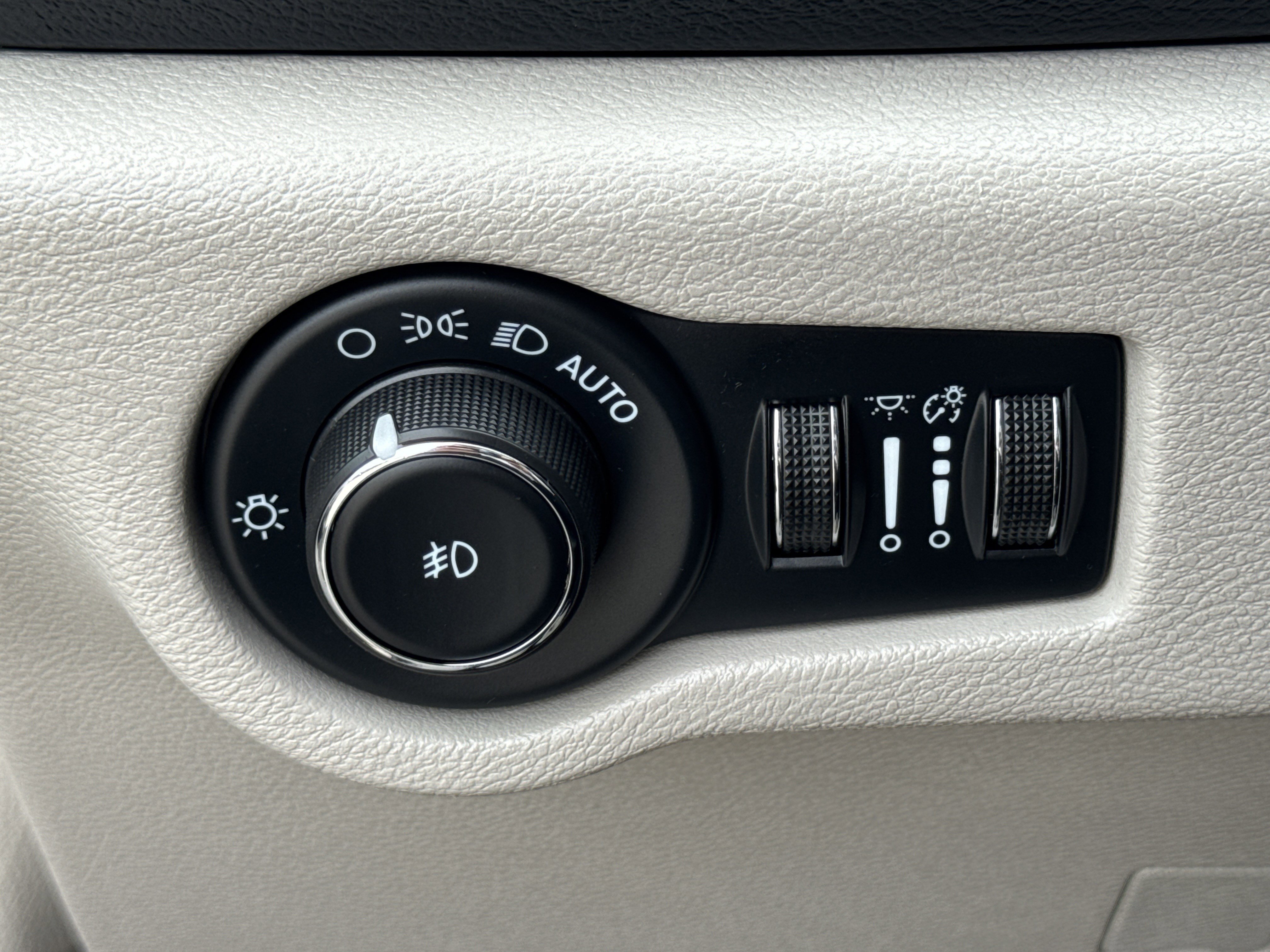 Used 2023 Chrysler Pacifica Touring-L image 25