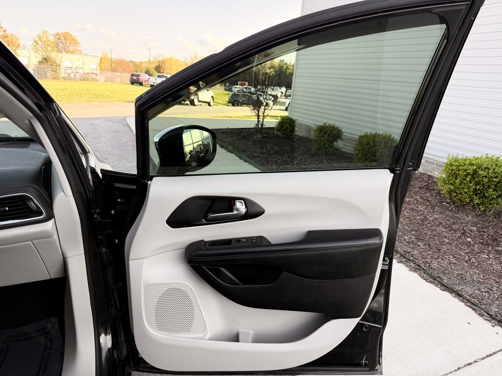 Used 2020 Chrysler Pacifica Limited FWD image 29