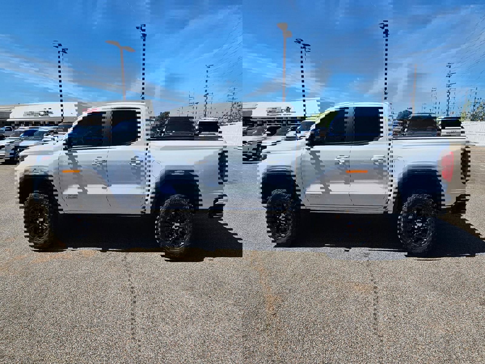 Used 2024 GMC Canyon Elevation image 2