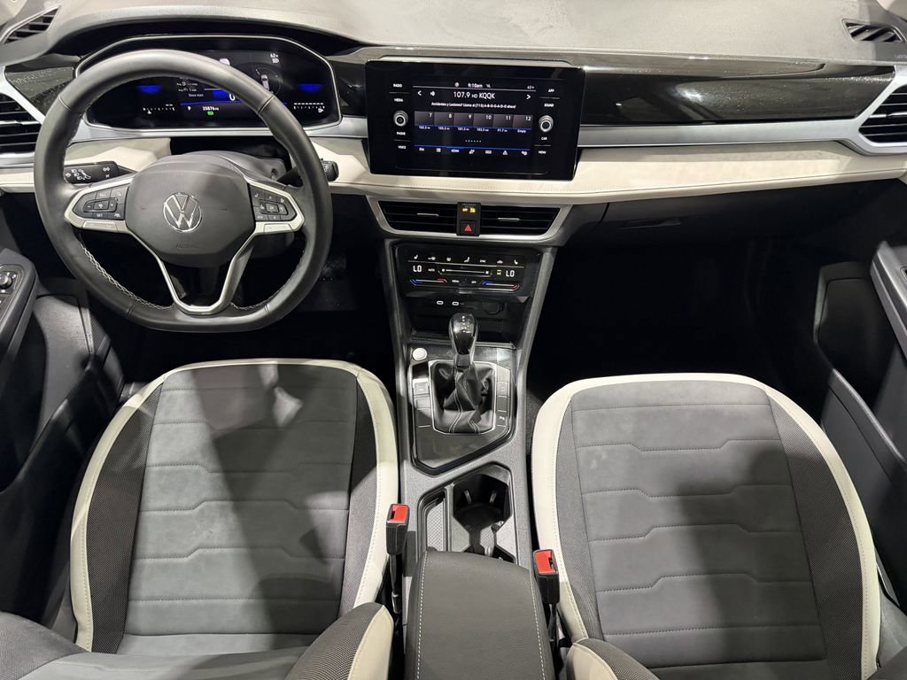 Used 2025 Volkswagen Taos SE FWD image 13