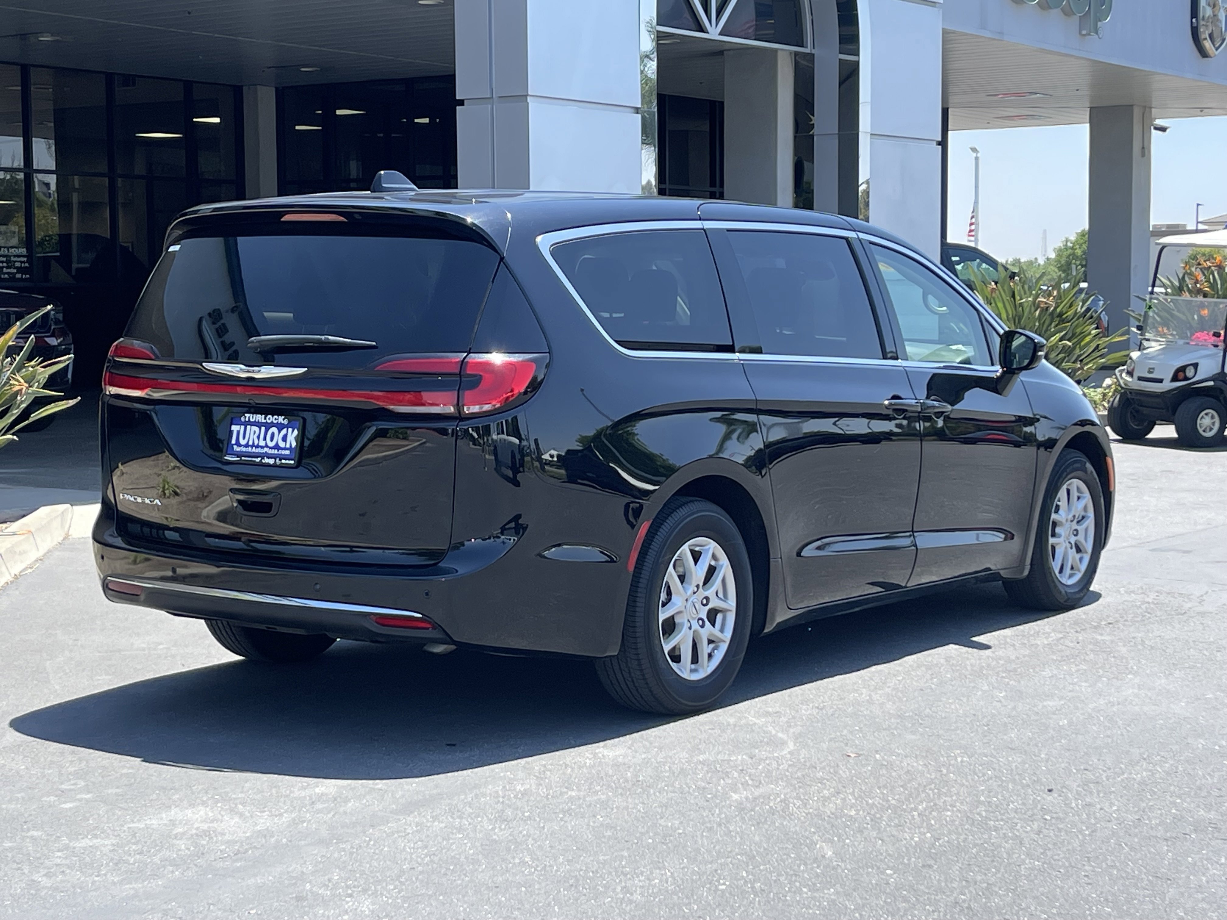 Used 2024 Chrysler Pacifica Touring-L FWD image 7