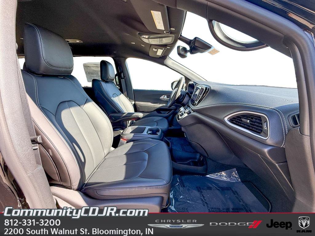 New 2026 Chrysler Pacifica Select AWD/4WD image 19