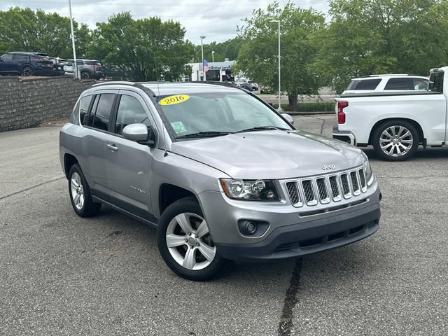 Used 2016 Jeep Compass Latitude FWD image 2
