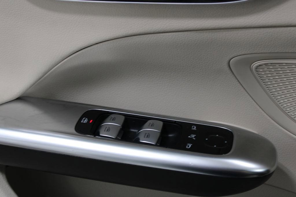 Used 2025 Mercedes-Benz C 300 4MATIC Sedan image 23