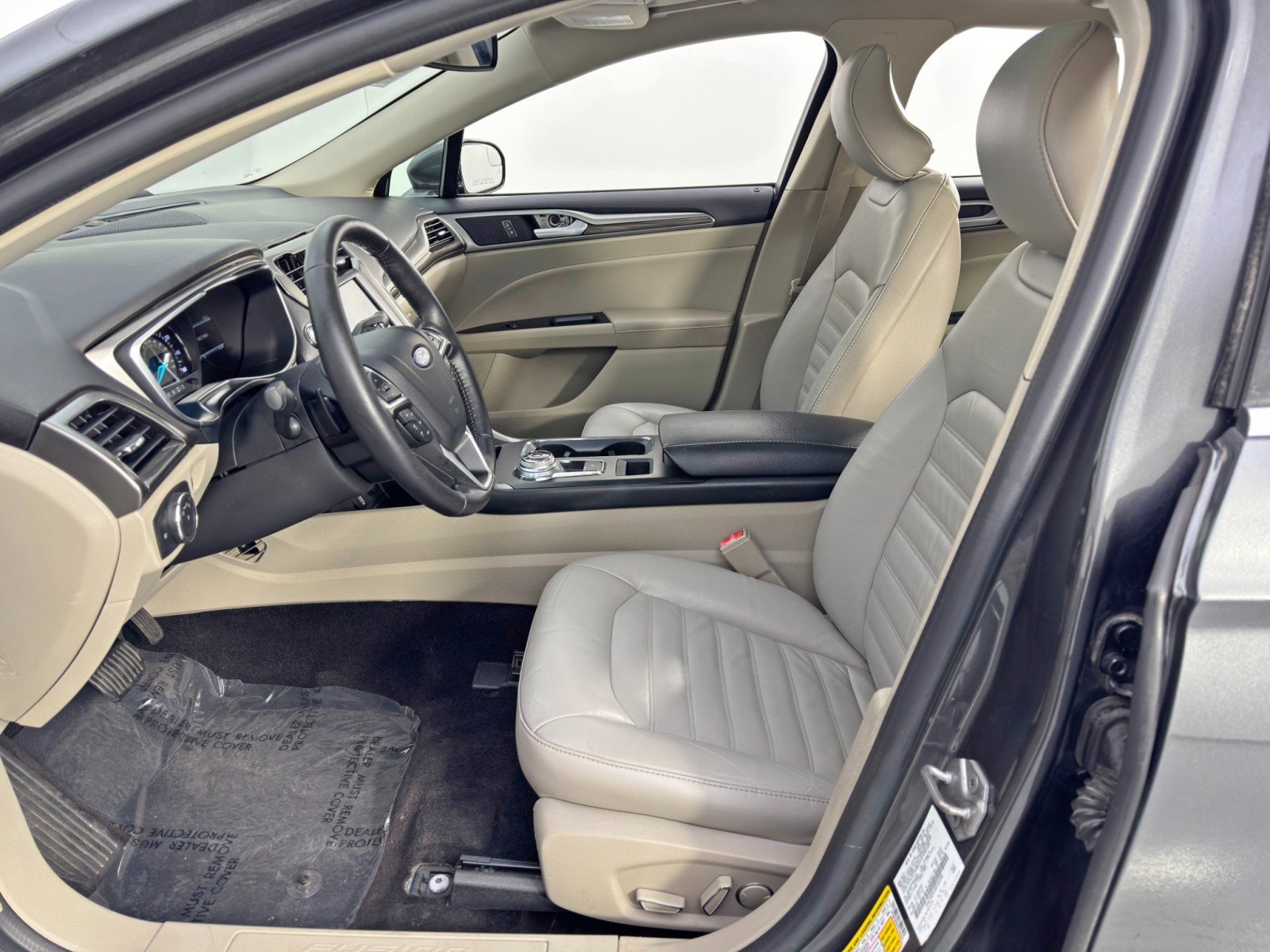 Used 2017 Ford Fusion SE w/ Fusion SE Technology Package image 16