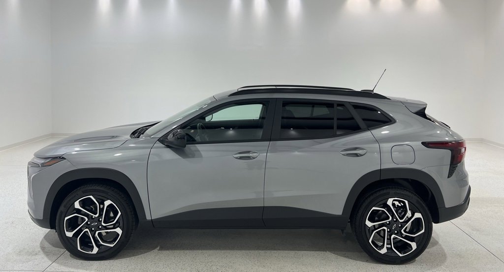 Used 2025 Chevrolet Trax RS w/ Sunroof Package image 2