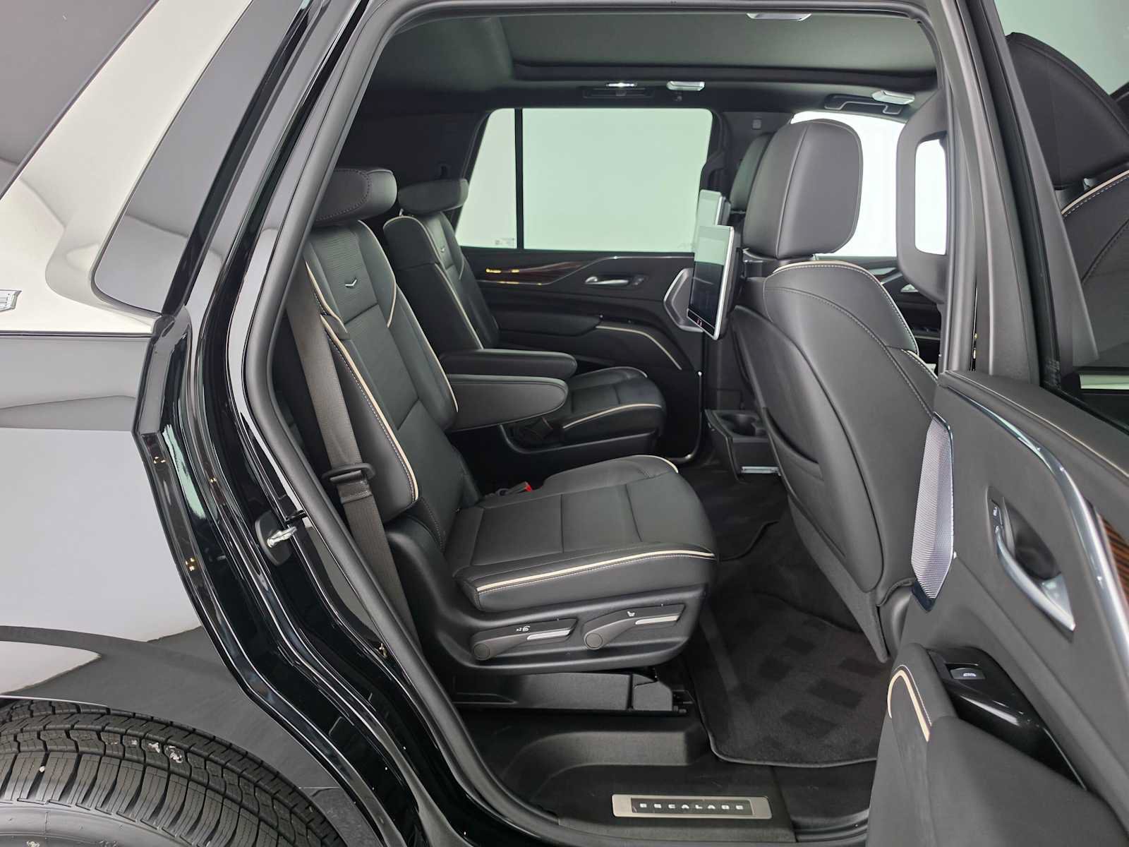 Used 2024 Cadillac Escalade Premium Luxury w/ Performance Package AWD/4WD image 12