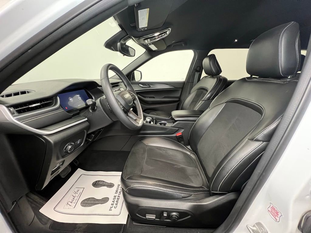 Used 2024 Jeep Grand Cherokee L Laredo image 4