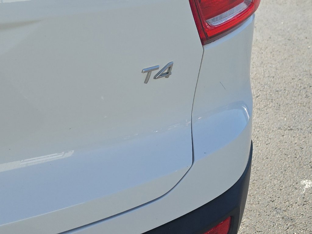 Used 2020 Volvo XC40 T4 Momentum FWD image 10