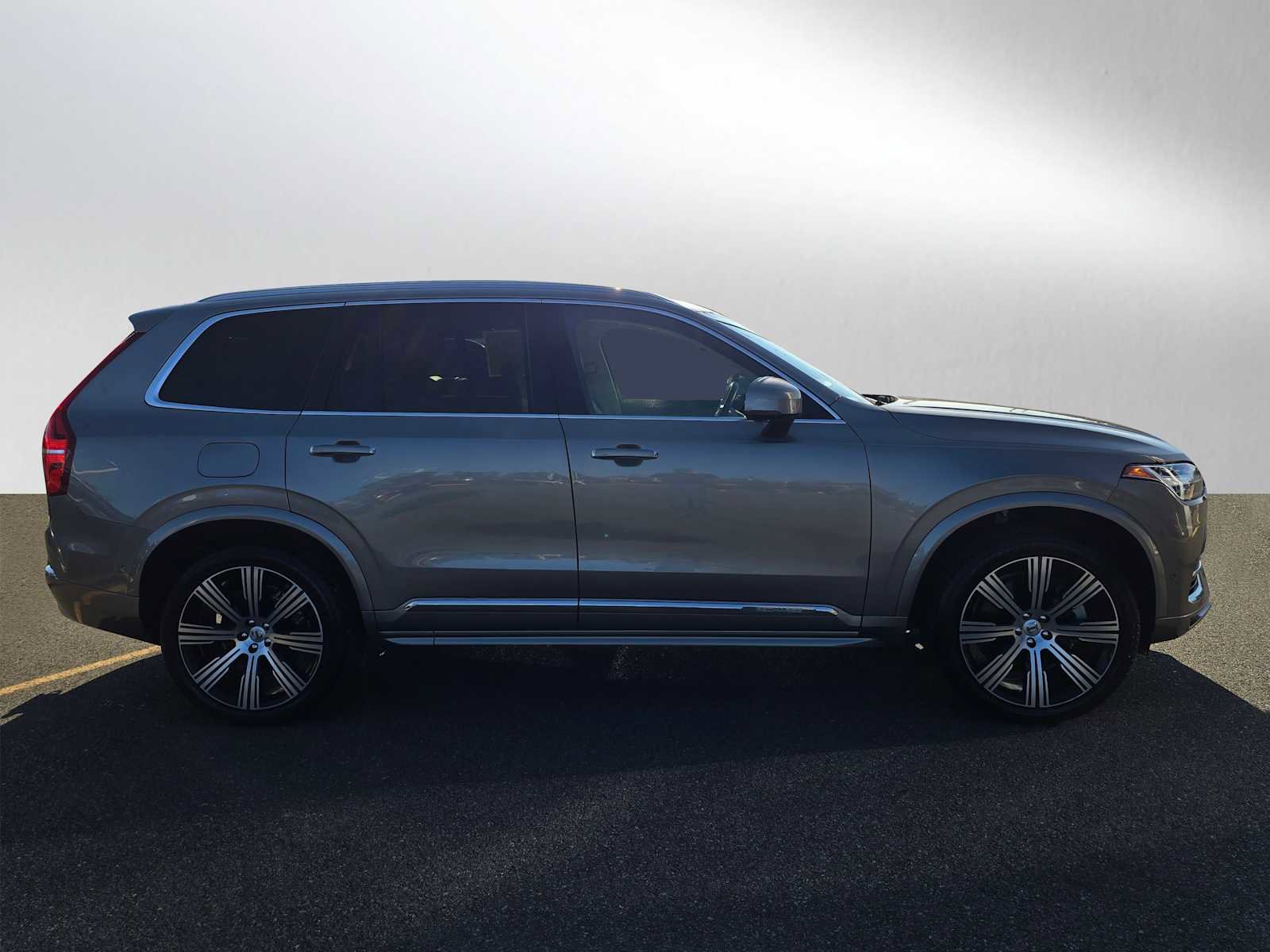 Used 2022 Volvo XC90 T8 Inscription w/ Advanced Package image 2