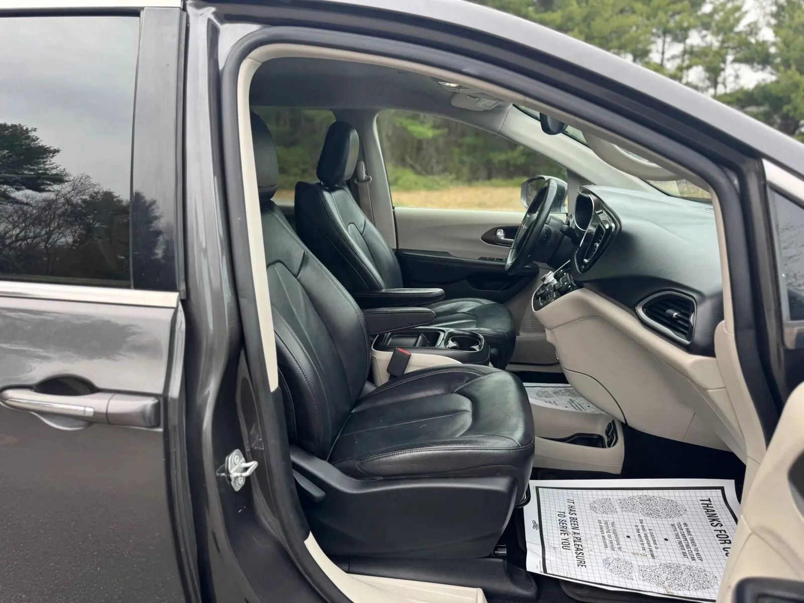 Used 2017 Chrysler Pacifica Touring-L FWD image 16