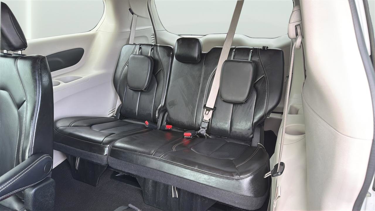 Used 2023 Chrysler Pacifica Touring-L image 17