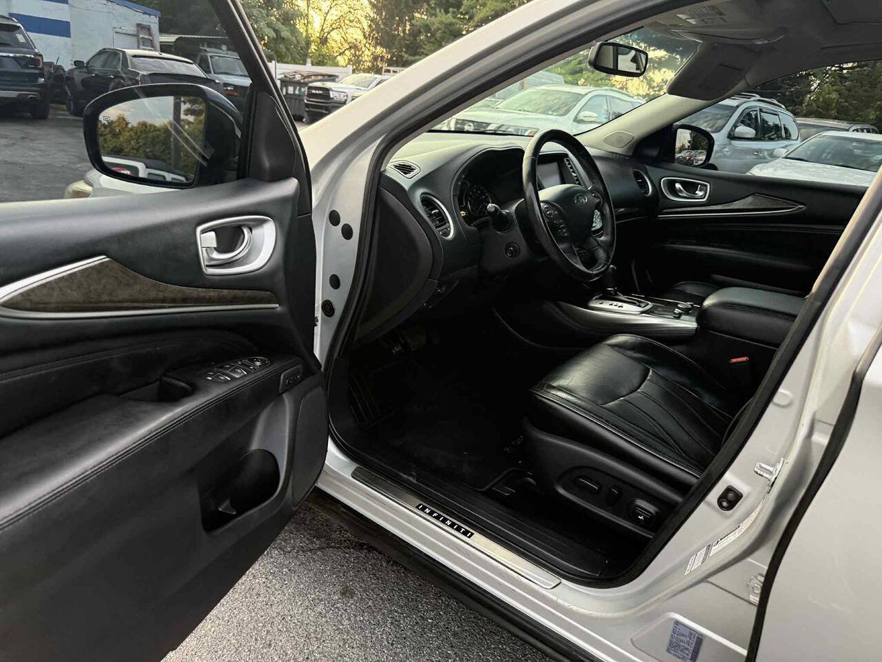 Used 2015 INFINITI QX60 AWD w/ Premium Package image 16