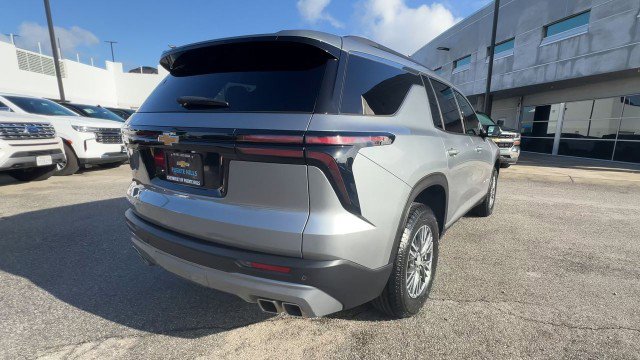 Used 2025 Chevrolet Traverse LT image 8