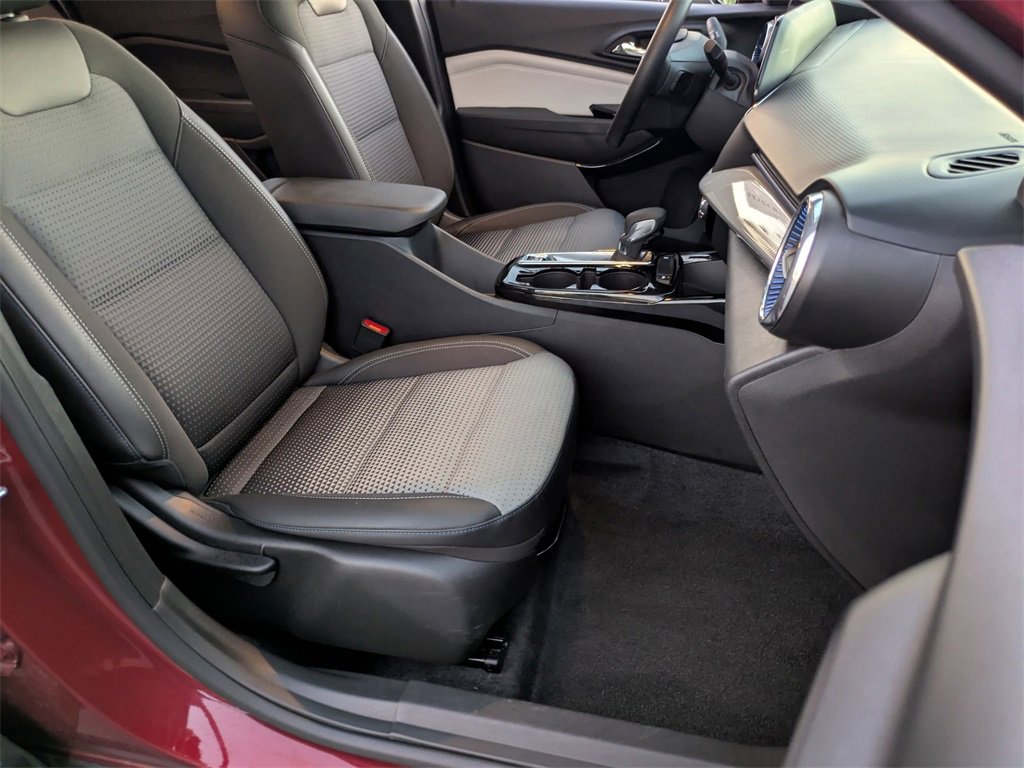 Used 2025 Chevrolet Trax LT w/ LT Convenience Package image 28