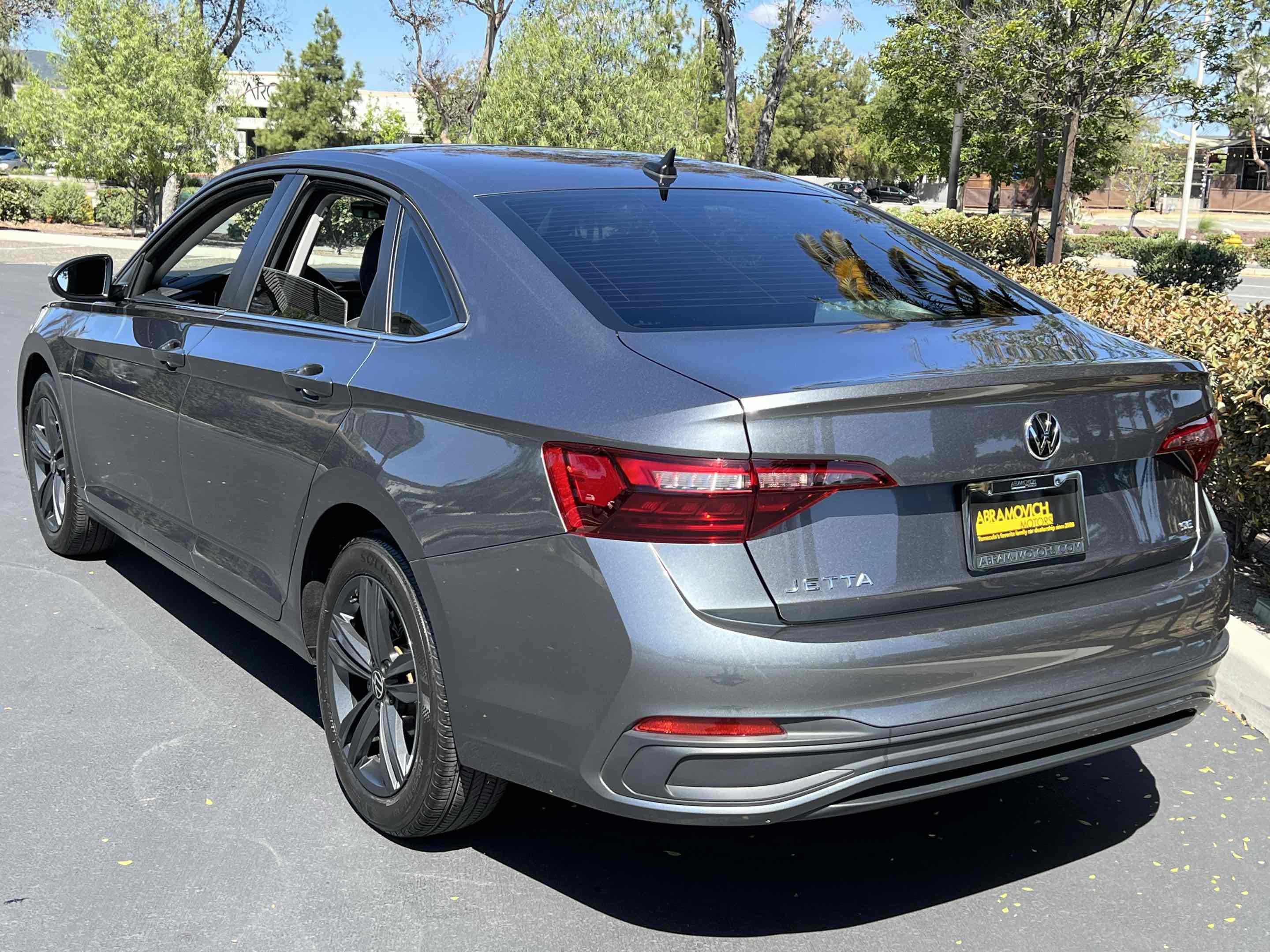 Used 2023 Volkswagen Jetta SE w/ Panoramic Sunroof Package FWD image 2