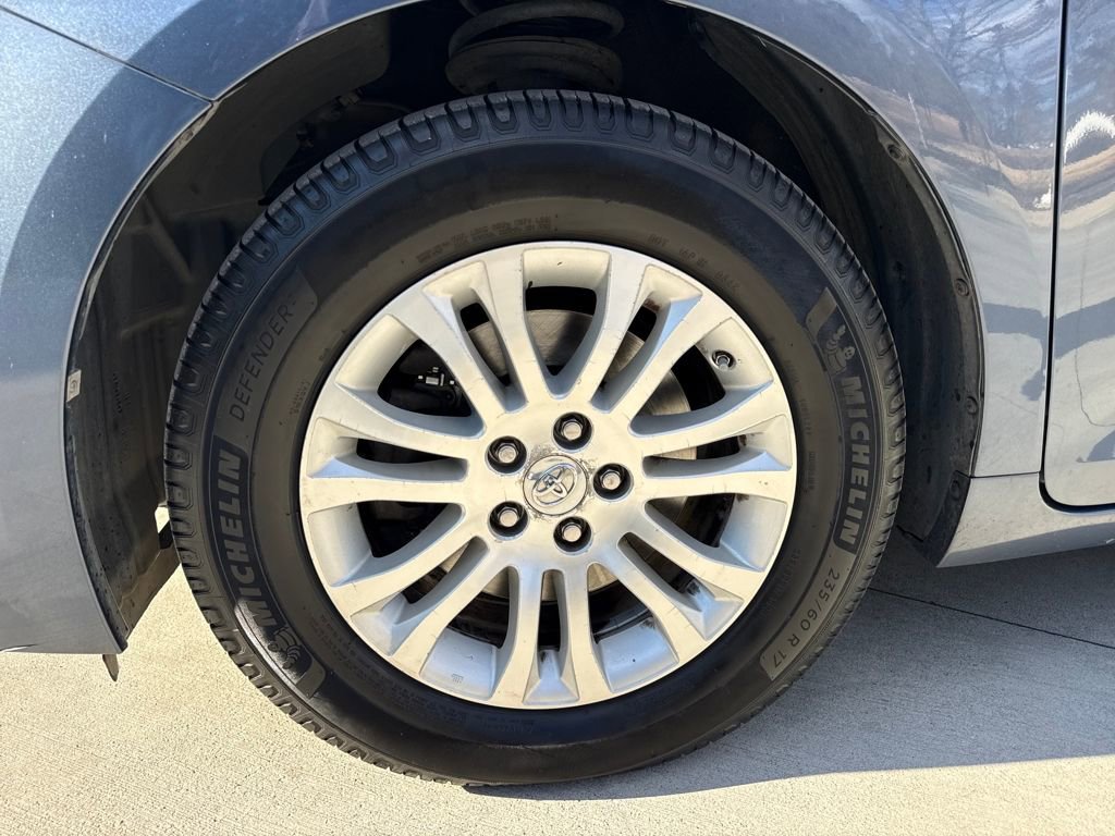 Used 2017 Toyota Sienna XLE image 11