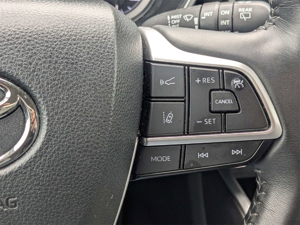 Used 2024 Toyota Highlander XLE image 12