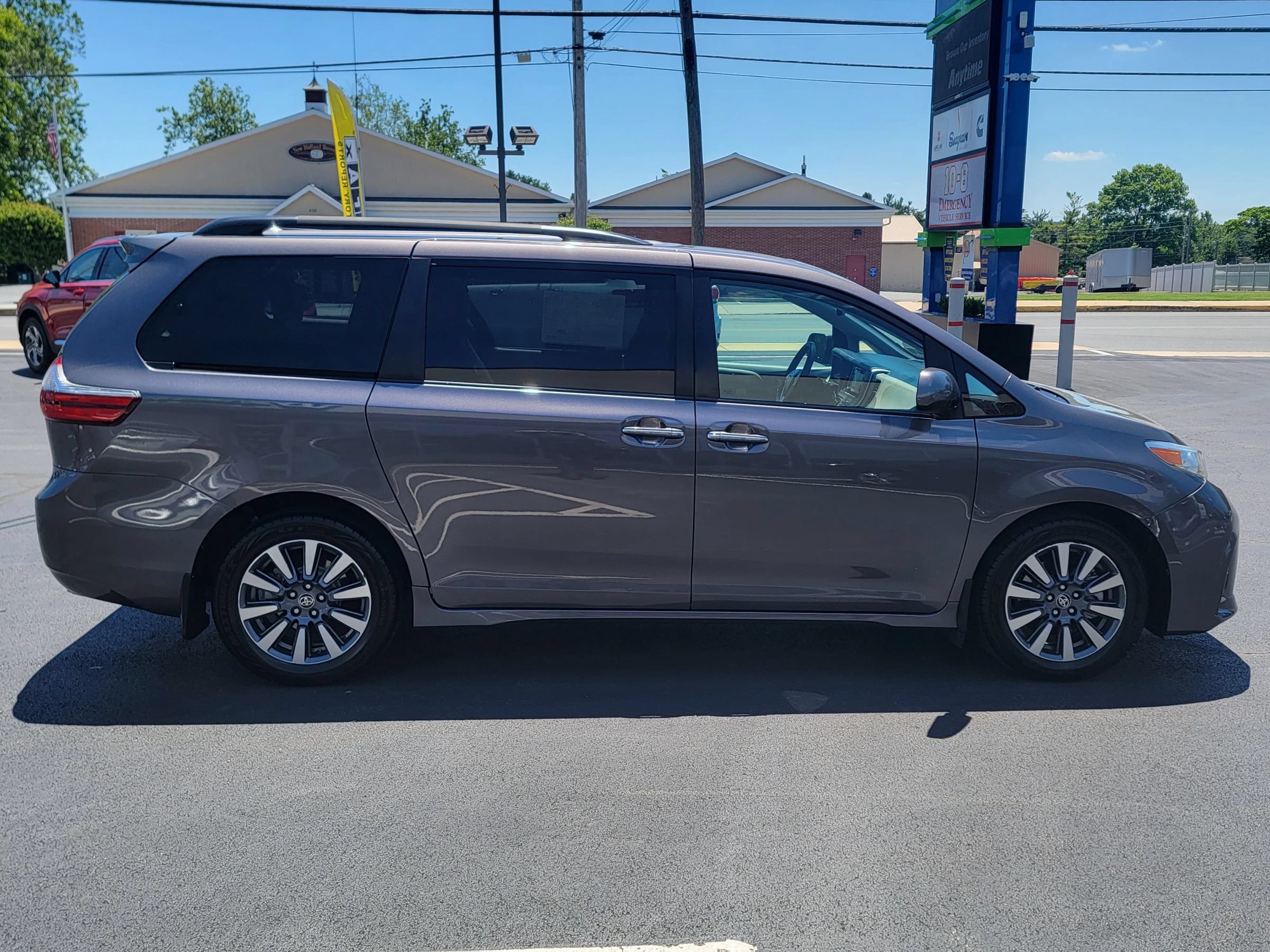 Used 2020 Toyota Sienna XLE AWD/4WD image 4