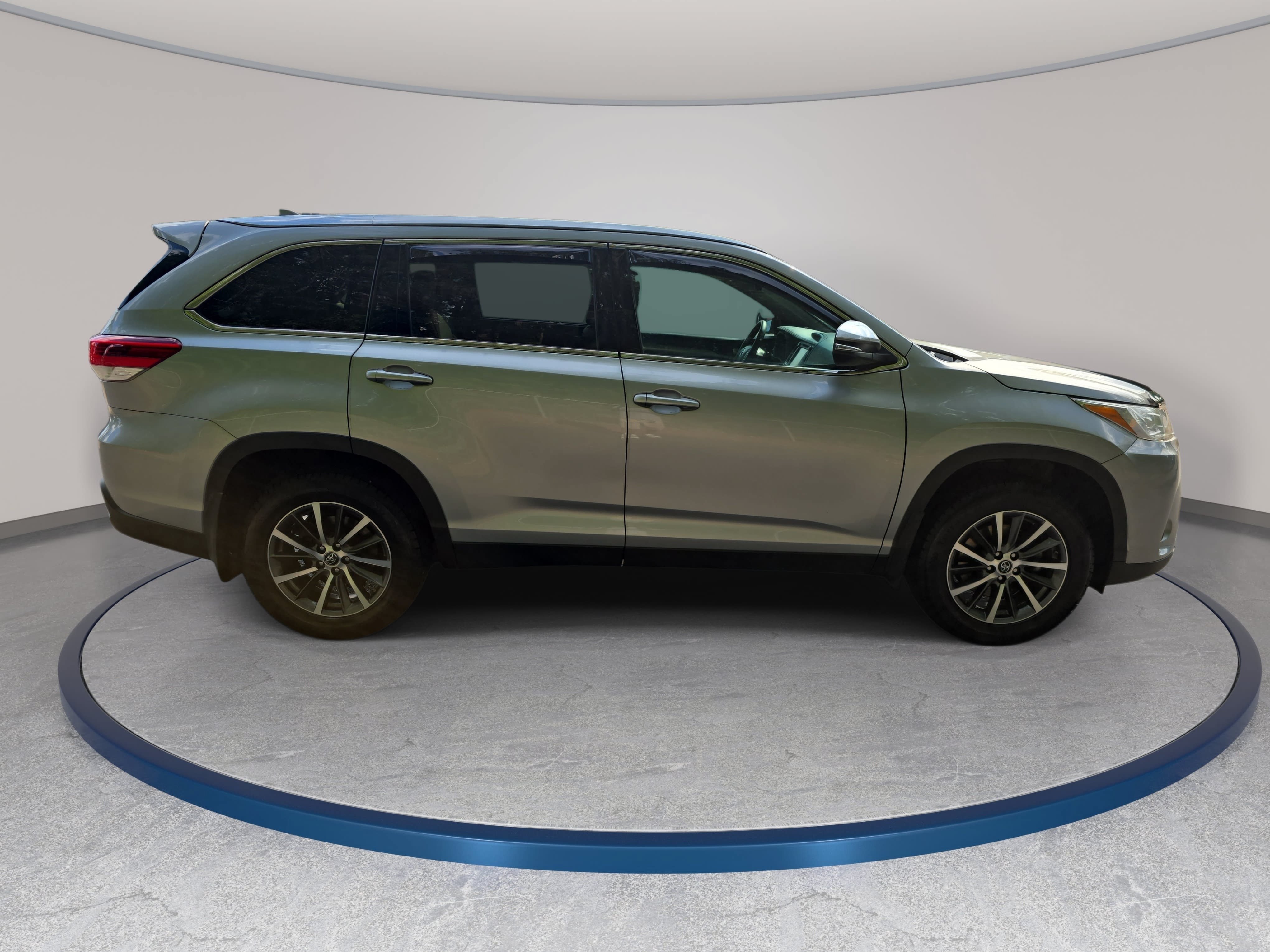 Used 2019 Toyota Highlander XLE AWD/4WD image 4