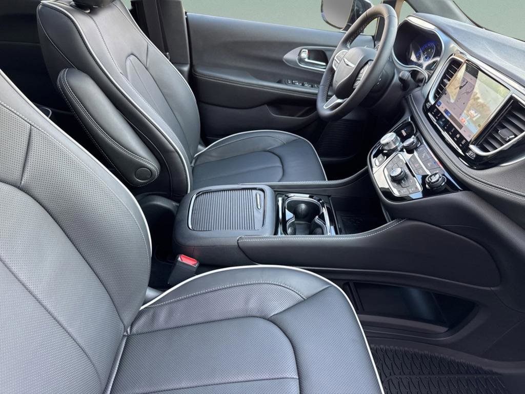 New 2026 Chrysler Pacifica Limited image 40