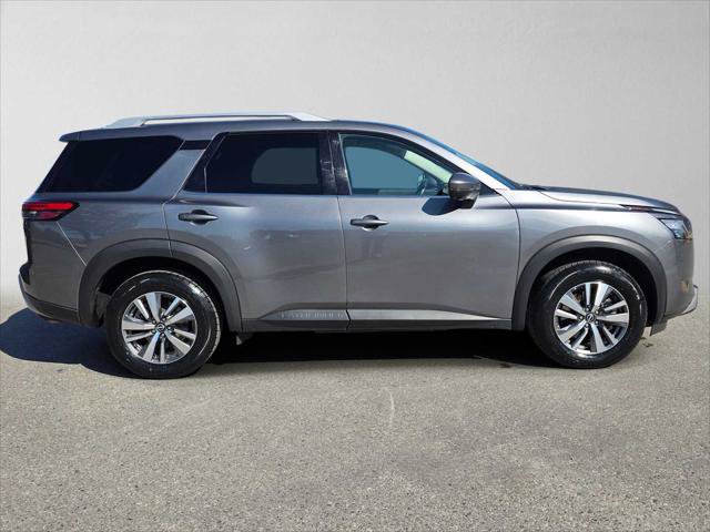 Used 2025 Nissan Pathfinder SL AWD/4WD image 2