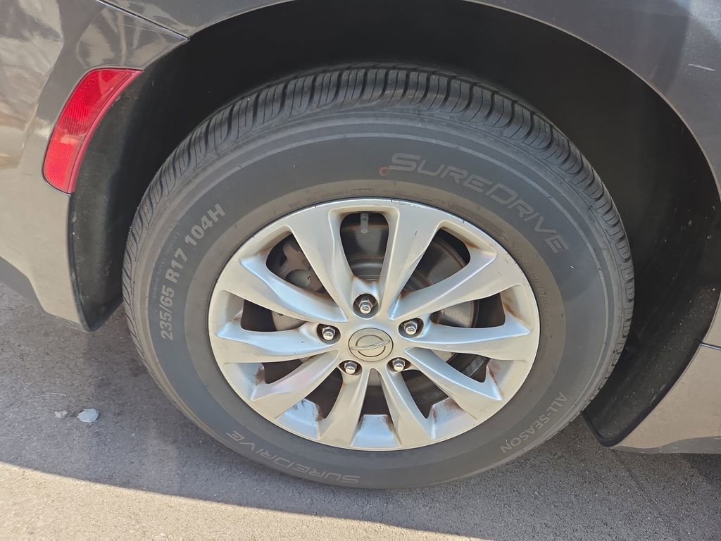 Used 2017 Chrysler Pacifica Touring w/ Tire & Wheel Group FWD image 3