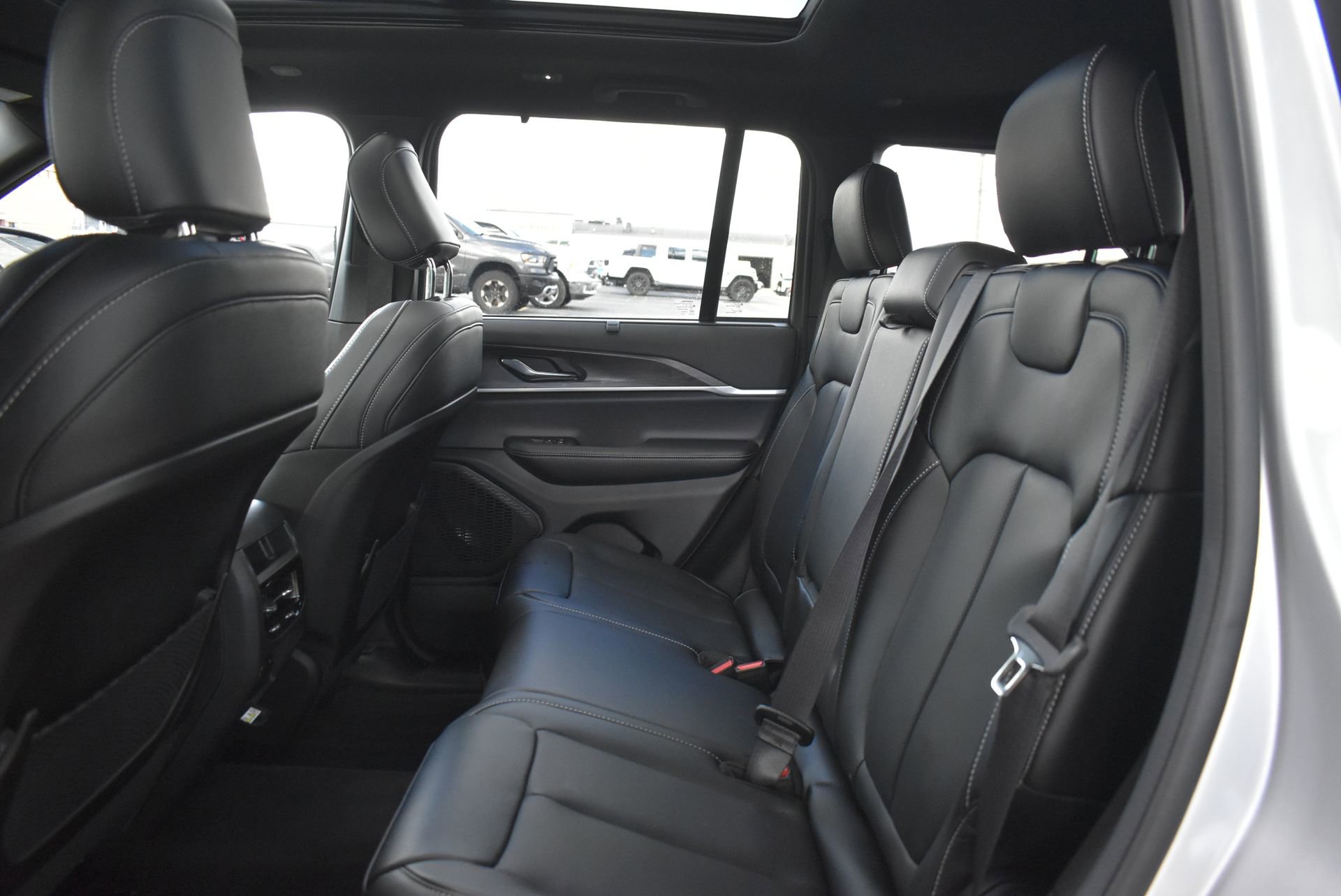 New 2025 Jeep Grand Cherokee Limited w/ Trailer Tow Package image 17