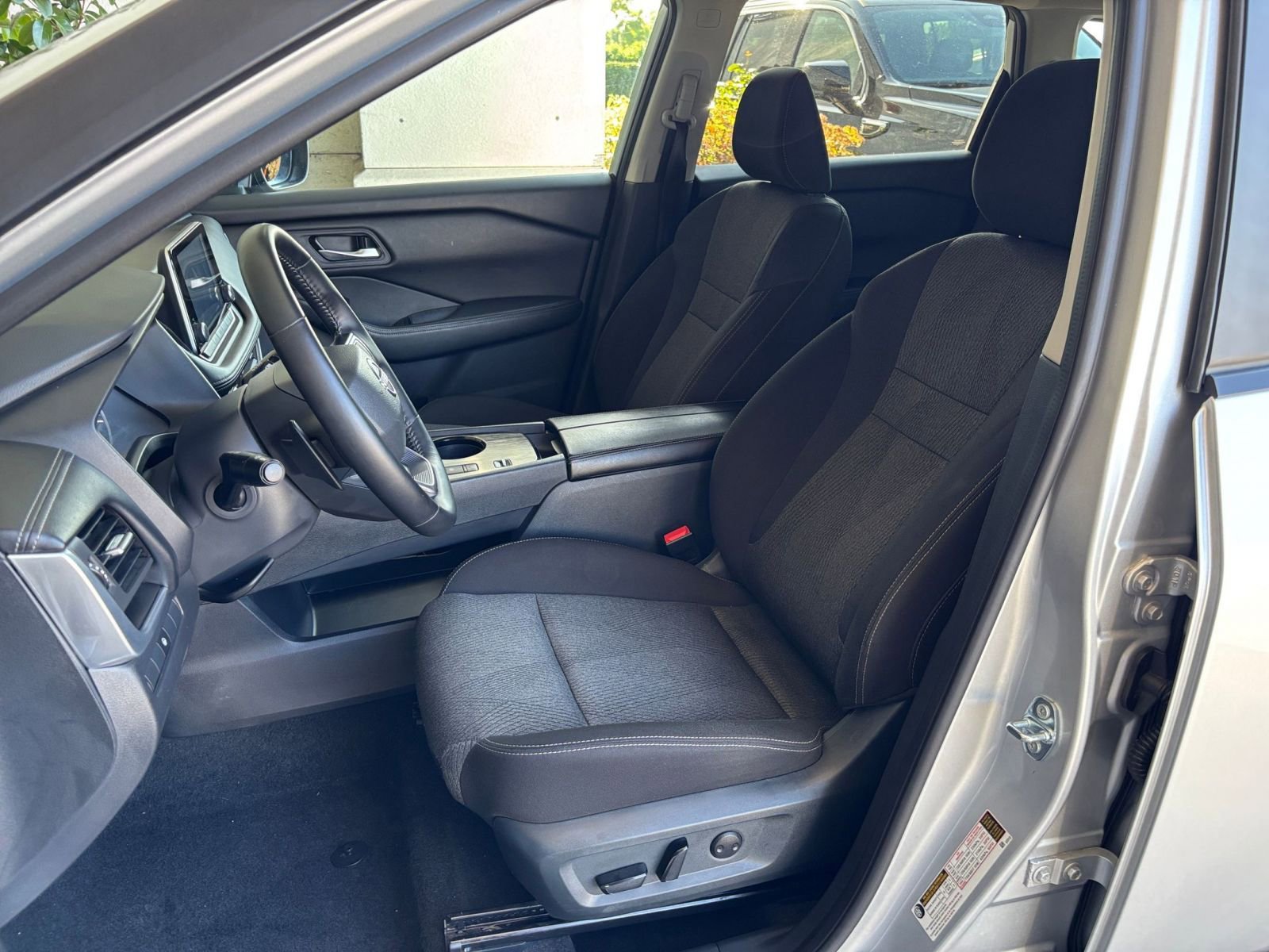 Used 2025 Nissan Rogue SV FWD image 38
