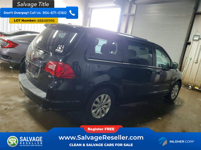 Used 2014 Volkswagen Routan SE FWD image 4