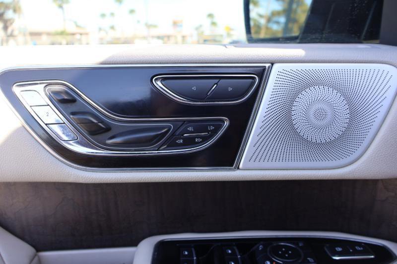 Used 2019 Lincoln Navigator Reserve image 14