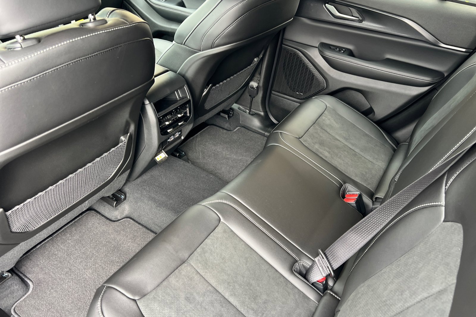New 2025 Jeep Grand Cherokee Altitude image 12