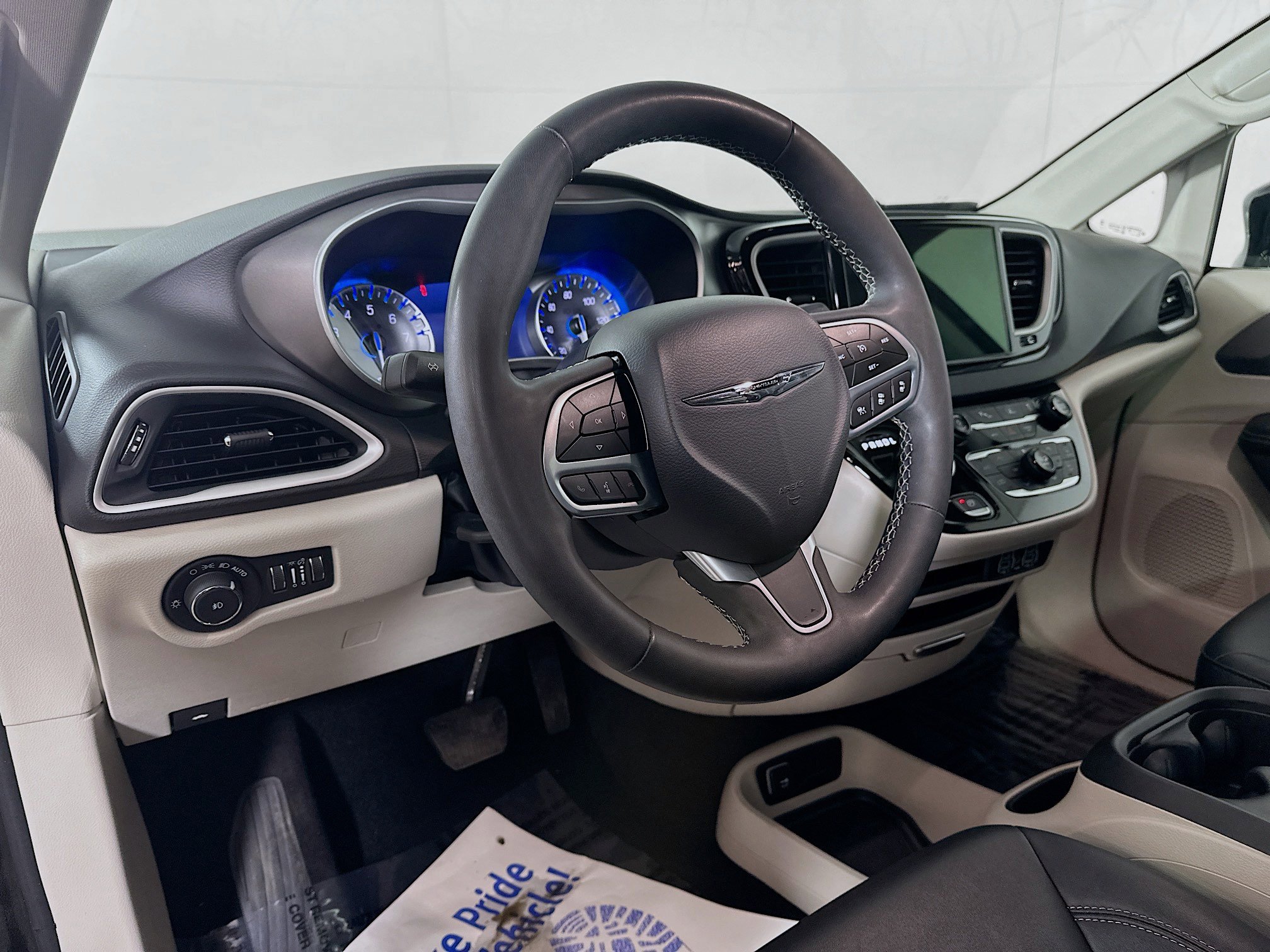 Used 2024 Chrysler Pacifica Touring-L FWD image 9