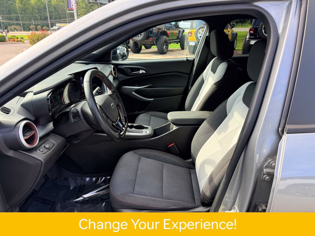 Used 2025 Chevrolet Trax RS w/ Sunroof Package FWD image 6