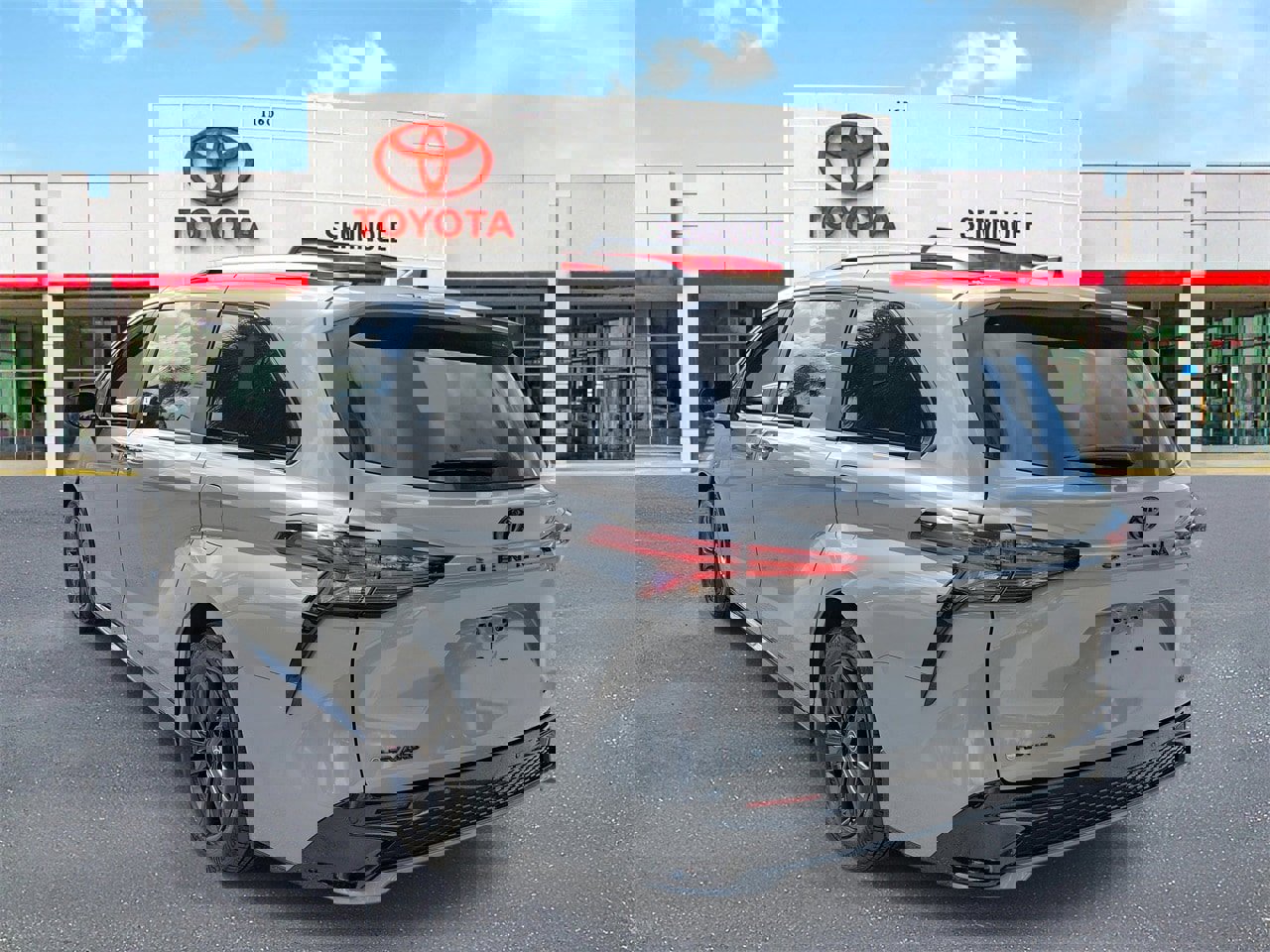 Used 2025 Toyota Sienna XSE w/ XSE Plus Package image 4